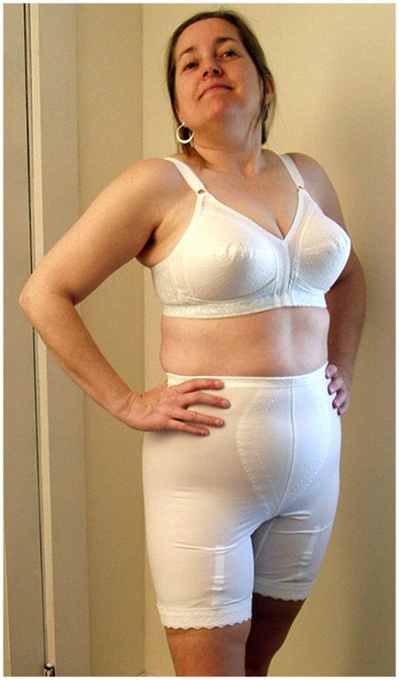 Пожилые женщины в панталонах