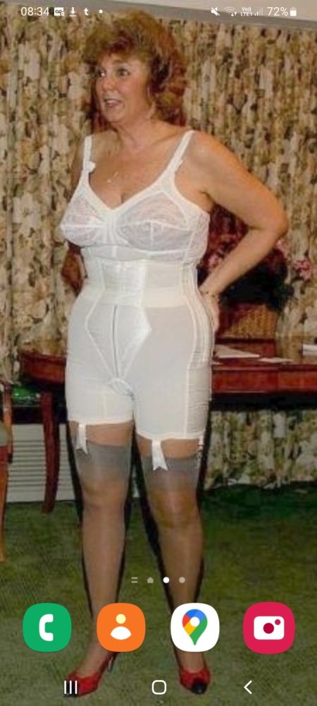 Пожилые женщины в панталонах