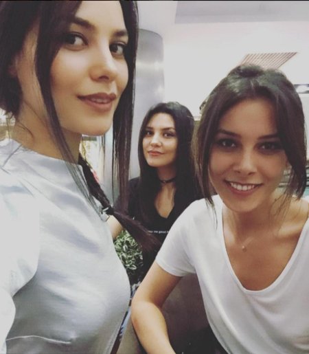 Хазал Филиз Кючюккёсе с сестрой