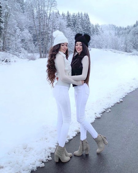 Девочки двойняшки зимой