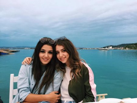 Hande Erçel сестра Гамзе