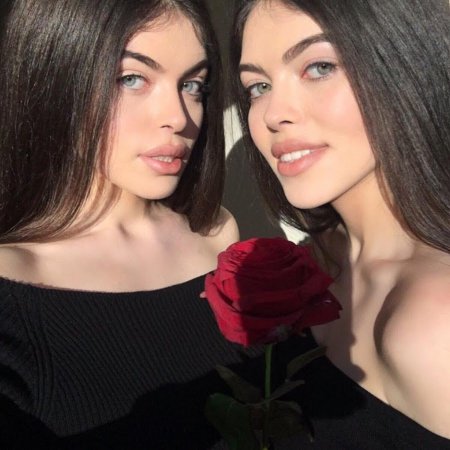 Близняшки Гюльджан и Сахинур