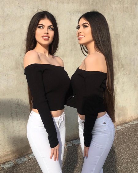 Близняшки брюнетки