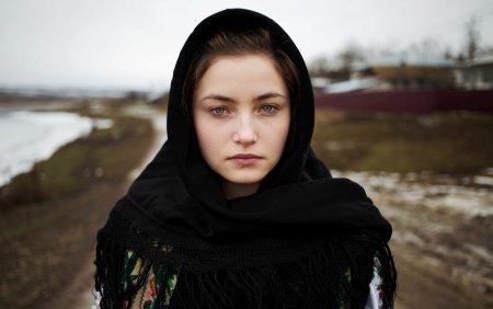 Девучка в чёрном платке