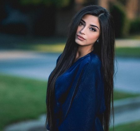 Девушка брюнетка