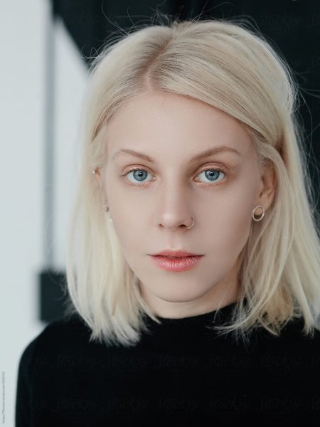 Российская артистка альбинос