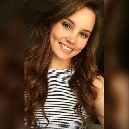 Девушка с ямочками