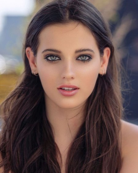 Красивая зеленоглазая брюнетка
