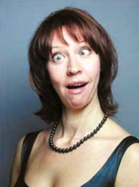 Смешная женщина с косыми глазами