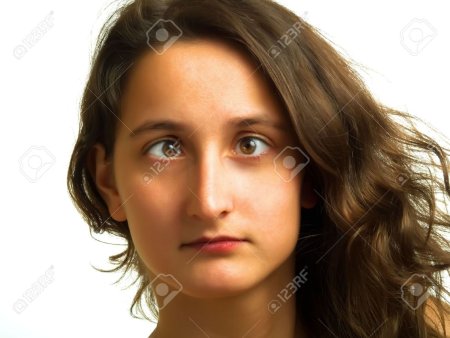 Косые глаза у девушки