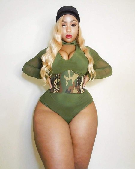 Пышные бёдра и ягодицы девушек