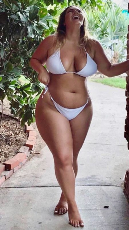 Широкие пышные бедра