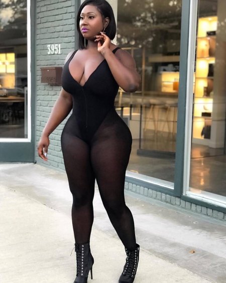 Огромные бедра