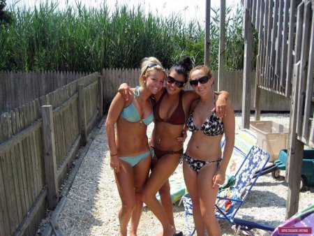 Подруги в купальниках