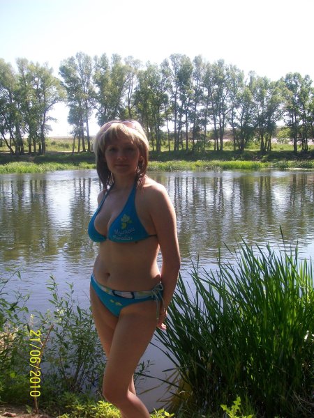 Девушки в купальниках на речке