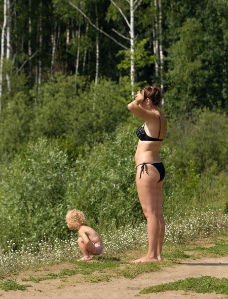 Русские женщины в купальниках в лесу