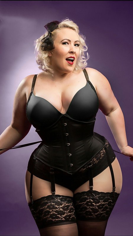 Плюс сайз Николь Симон латекс