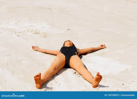 Деыушка в купальнике. Сраздвинутыми Ногаии.