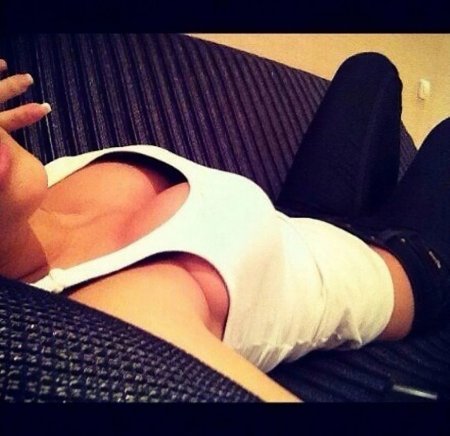 Девушка в постели селфи