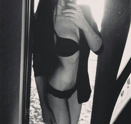 Девушка в черном белье селыт