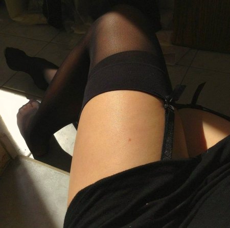 Ноги девушки в кровати в чулках