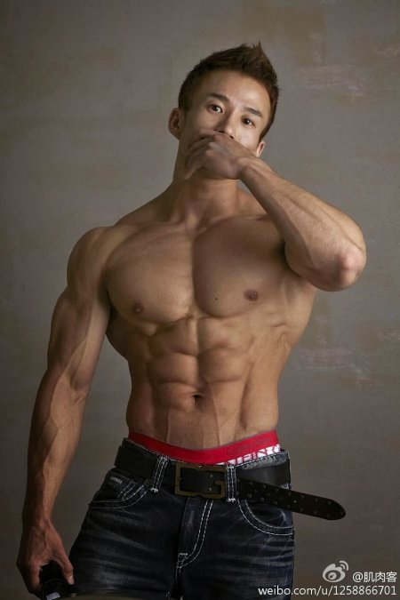 Мускулистый китаец