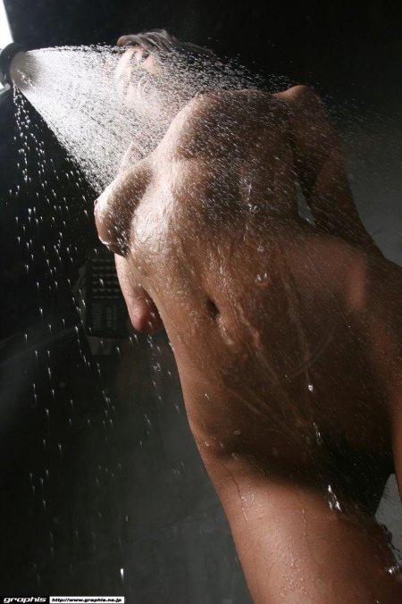 Эротичная девушка в душе