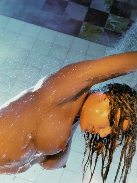 Голая мокрая под душем