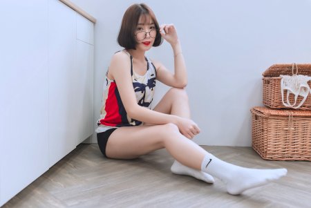 Ступни азиаток в носочках