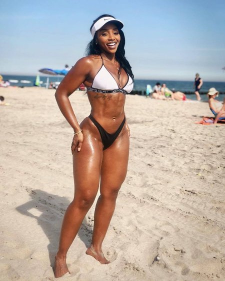 Красивые негритянки в купальниках