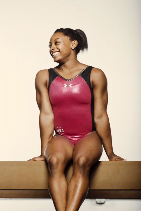 Симона Байлз ноги