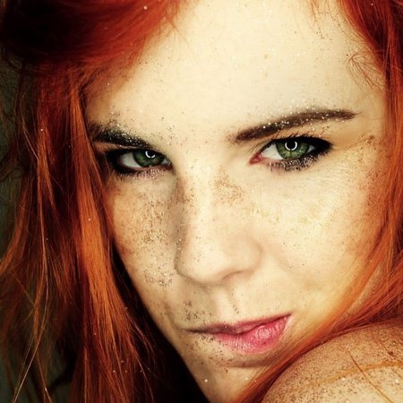 Рыжая девушка