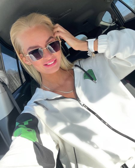 Девушка и женщина