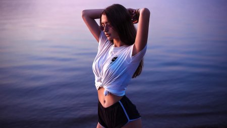 Красивая девушка в футболке