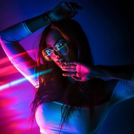 Девушка с неоновыми глазами