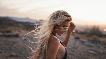 Блондинка с боку