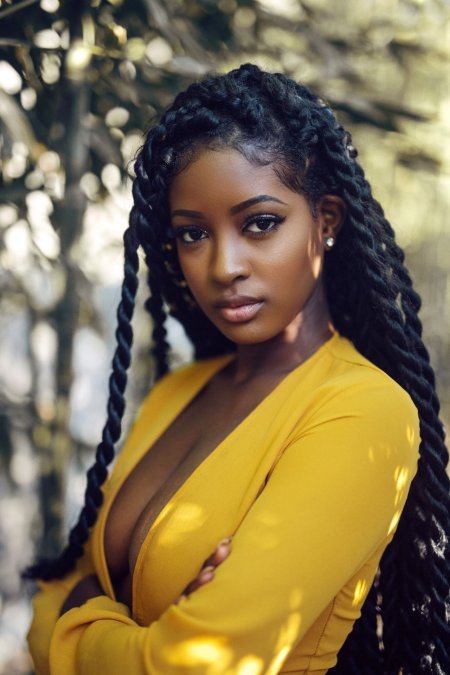 Красотка эбони Браун