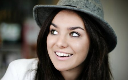 Женщина с ухмылкой