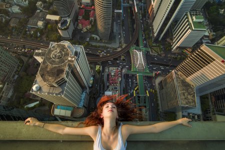 Девушка на крыше небоскреба