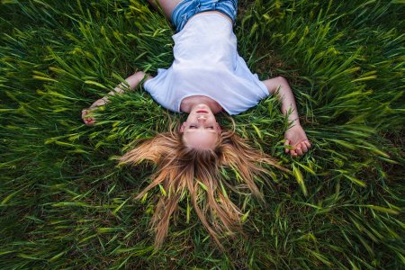 Лежит на траве