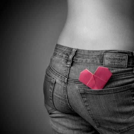 Попа в виде сердечка