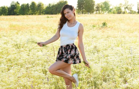 Деревенские девушки в коротких платьях