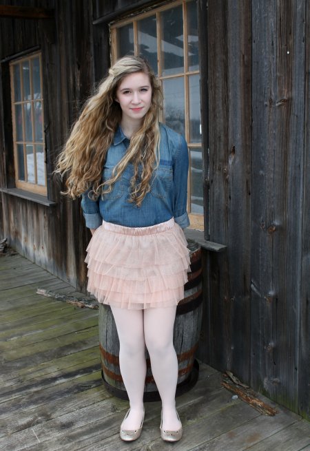 Деревенские девушки в юбках