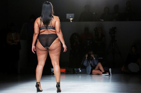 Эшли Грэм в стрингах