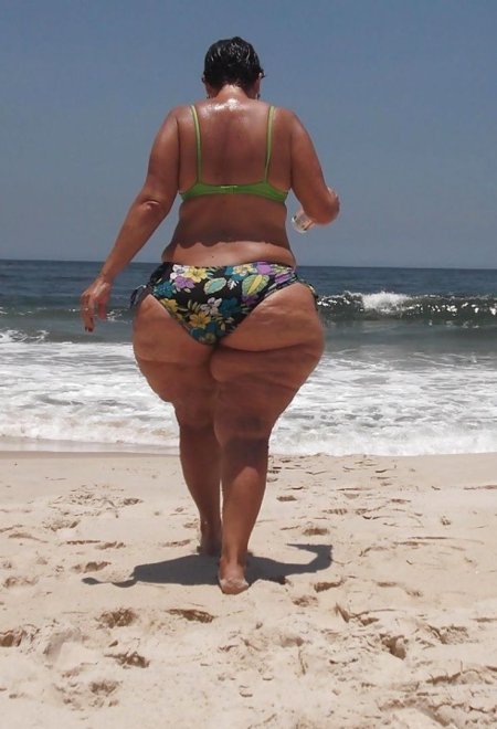 Полные женщины на пляже