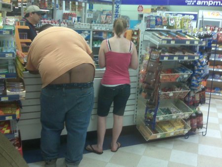 Толстая женщина в магазине