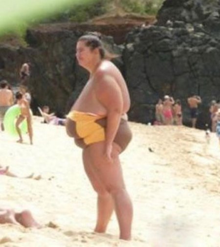 Смешные люди на пляже