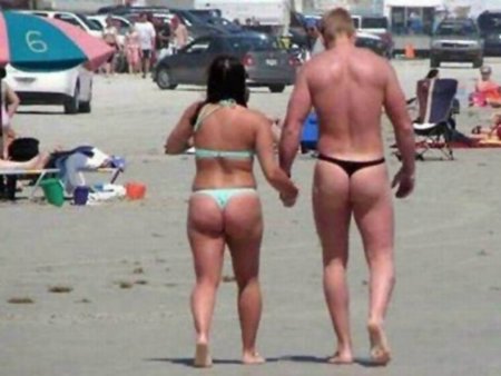 Мальчики в стрингах на пляже