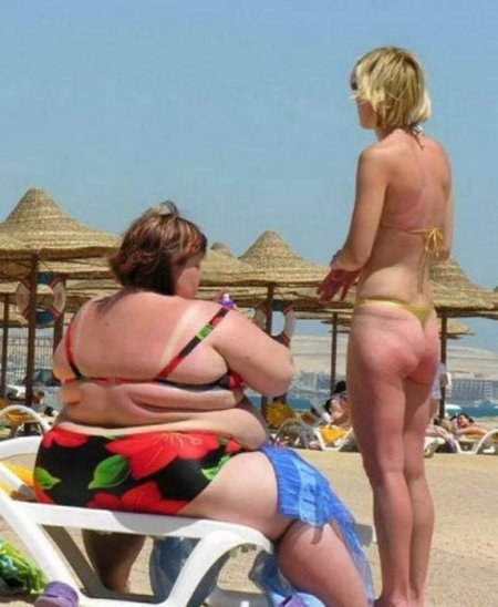 Толстая загорает