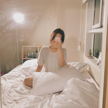 Девушка кореянка в кровати